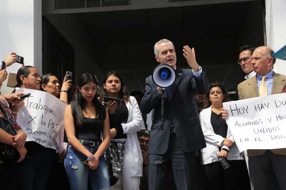 Mensaje de Emilio Baños Ardavín. Rector de la UPAEP y minuto de silencio junto a la comunidad universitaria. (Andrés Lobato)
