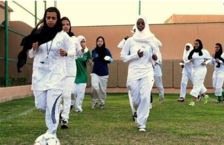 Mujeres entrenando fútbol en país árabe (AFP)
