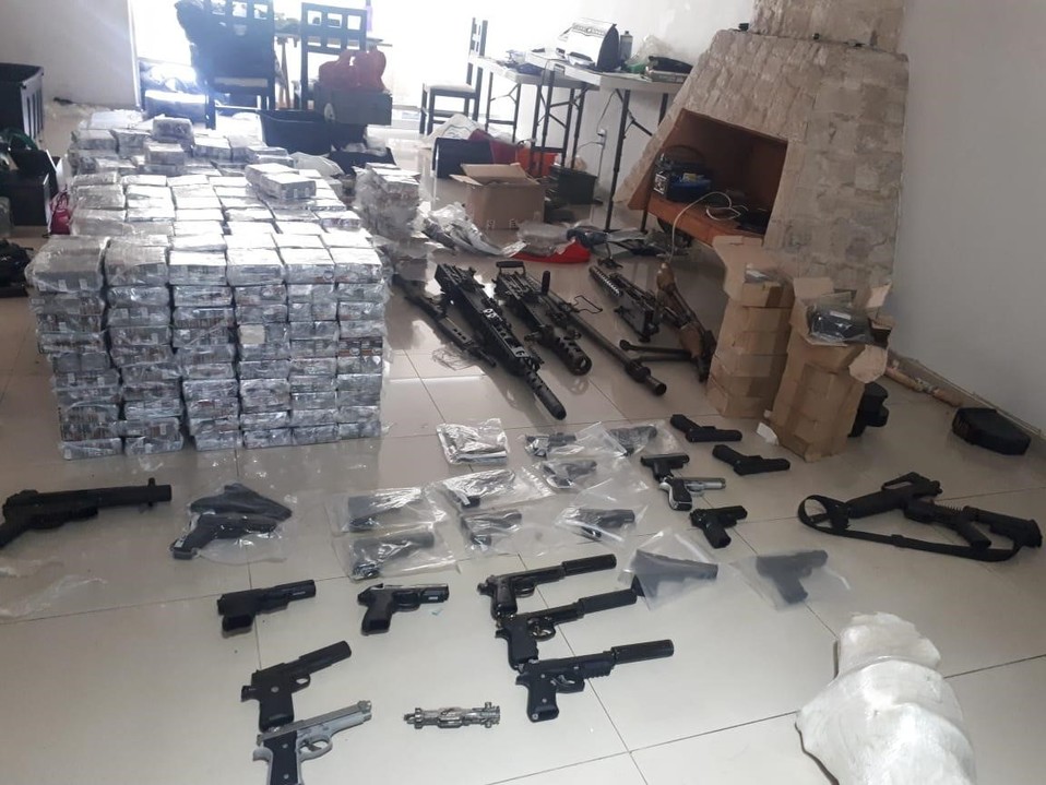 Durante el operativo se halló fusiles calibre .50 (Barret), armas de fuego cortas y largas de varios calibres./ Especial