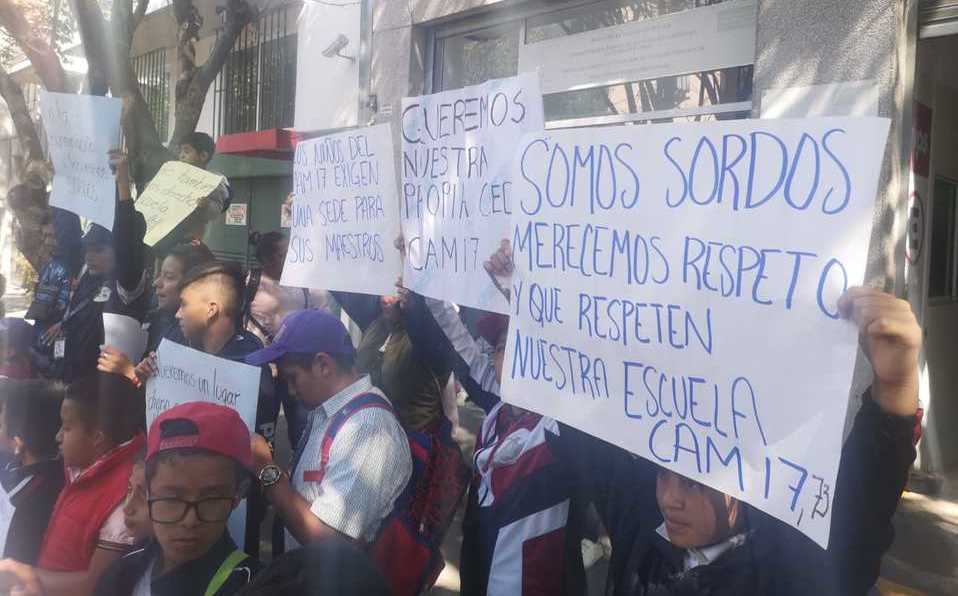 En Calzada de Tlalpan, papás protestan frente a oficinas de la SEP ...