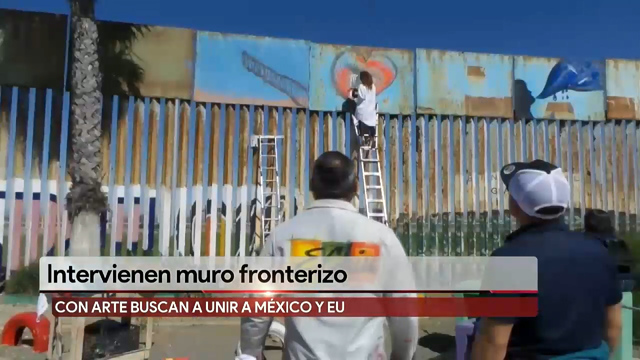 Pintan murales sobre valla fronteriza en Tijuana