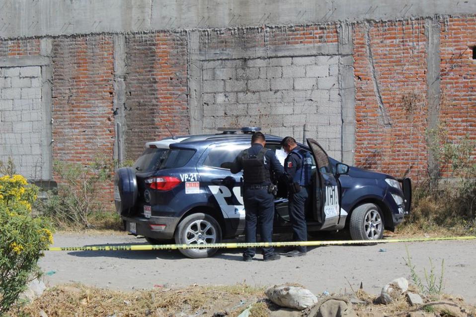 Policías municipales acordonaron la zona, mientras peritos realizan las diligencias. (Andrés Sánchez)