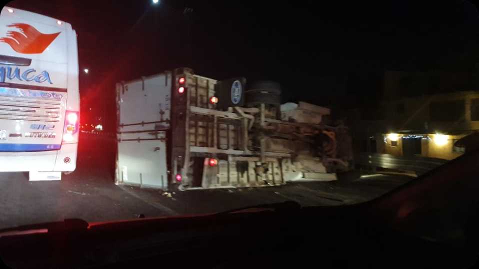 Quedó atravesada en al menos dos carriles de la vialidad. (Especial)
