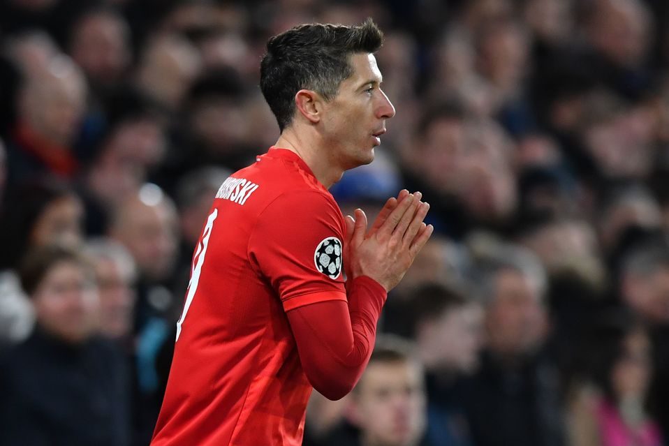 Robert Lewandoski, durante los octavos de final Champions League (AFP)
