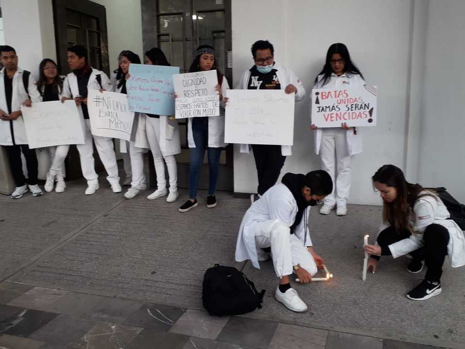 En señal de luto, estudiantes de BUAP y Upaep colocan veladoras e impiden ingreso a Medicina. (Jaime Zambrano)