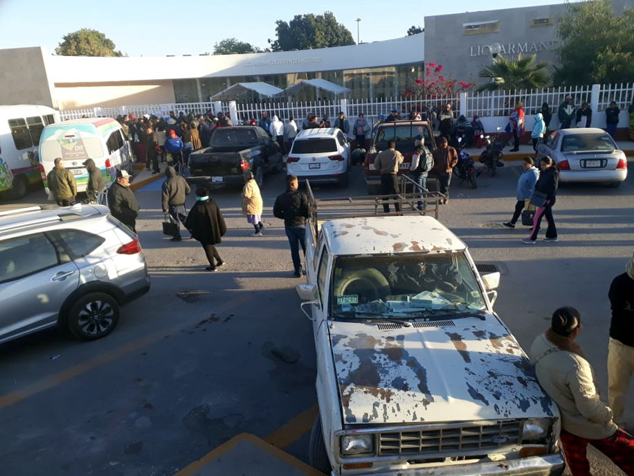 Varias personas hicieron filas por horas a pesar del frío. (Cecilia Aguilar)