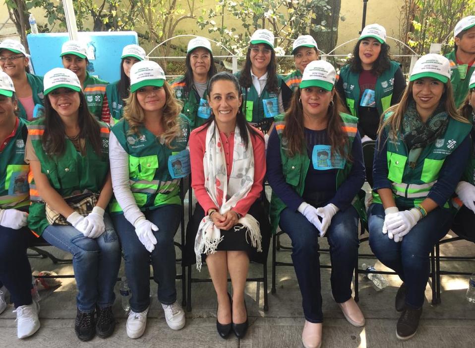 Brigada de madres y padres de familia para cuidar a niños. (Especial)