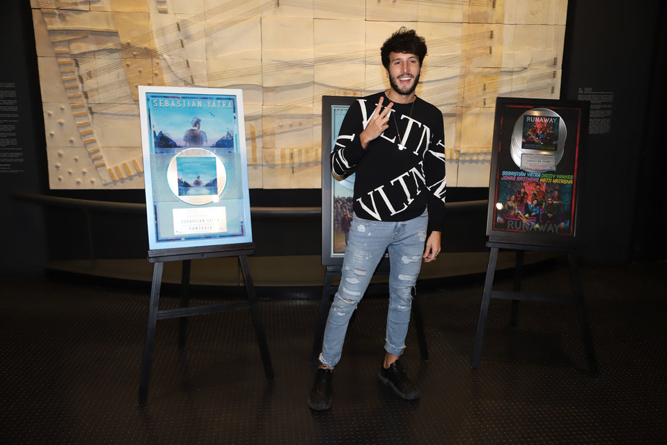 El cantante Sebastián Yatra recibió varios reconocimientos de su disquera. (Édgar Negrete)