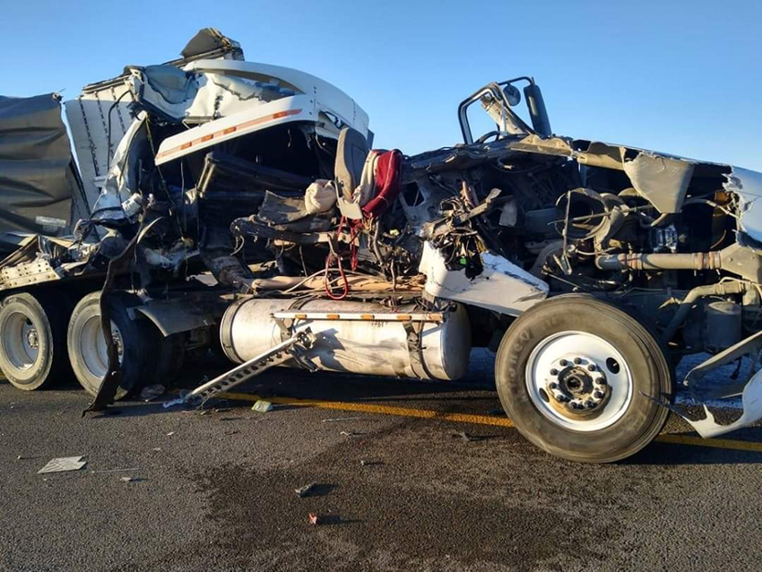 Choque entre trailers en Coahuila. (Especial)