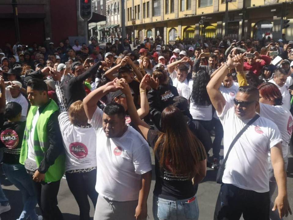 Comerciantes realizan performance en Congreso de CdMx. | César Velázquez