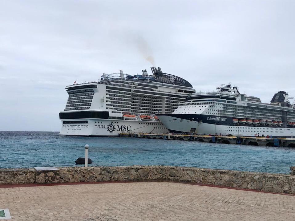 El crucero Meraviglia ya está en un muelle de Cozumel. (Abraham Reza)