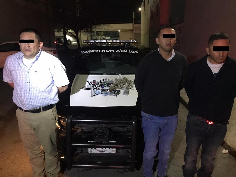 Los elementos encontraron 22 envoltorios de mariguana, una báscula digital, cuatro desarmadores y dinero en efectivo. (Especial)
