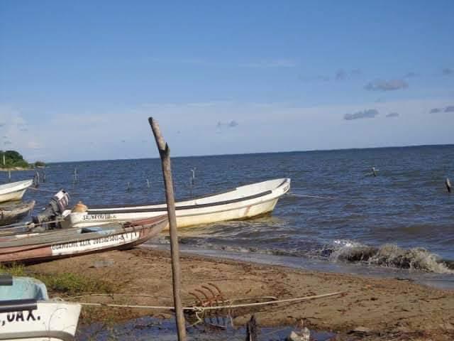 Una de las embarcaciones fue localizada en la orilla de la playa. (Óscar Rodríguez)
