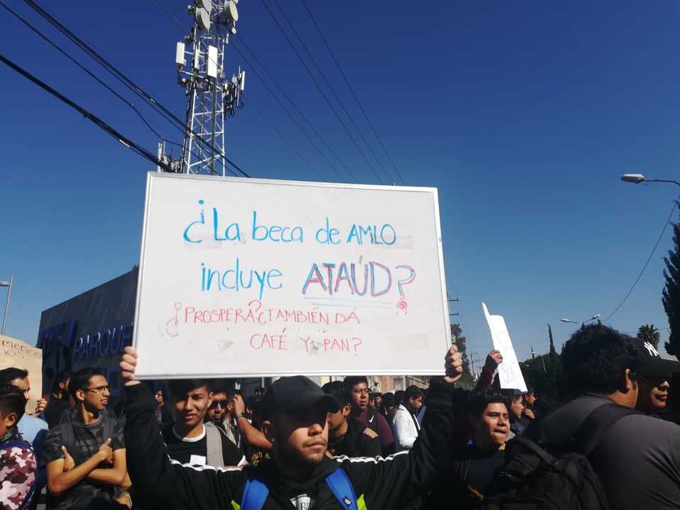 Los estudiantes exigen que se aplique todo el peso de la ley contra los responsables del multihomicidio en Huejotzingo. (Andrés Lobato)