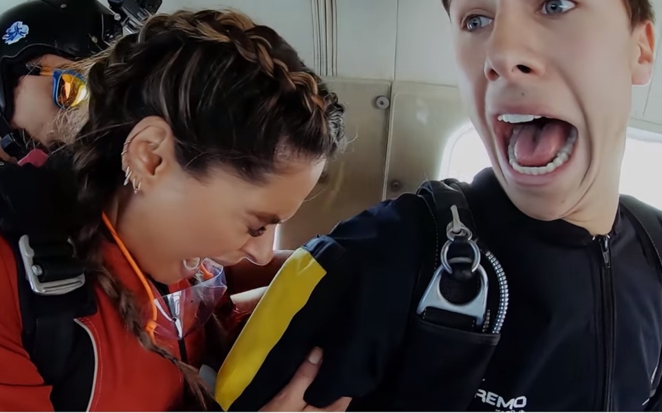 Galilea Montijo de Hoy se desmaya tras lanzarse en paracaídas. (Captura)