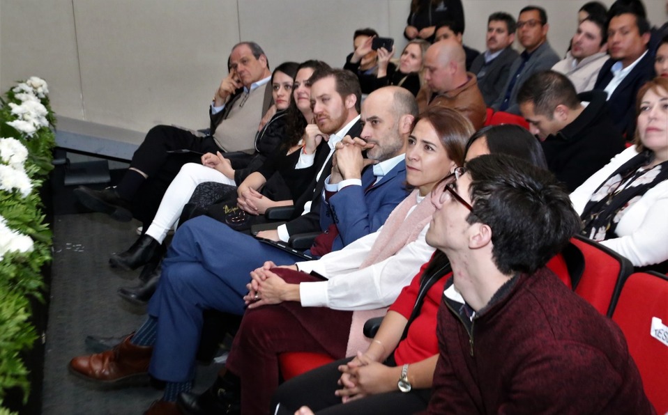 Un grupo de investigadores de la UANL realizaron la presentación de la encuesta en el Centro Cultural Plaza Fátima. (Raúl Palacios)
