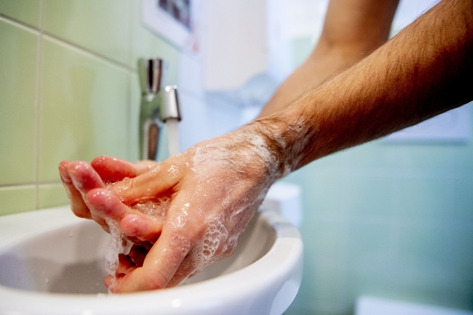Lavar las manos frecuentemente y no tocar la cara con las manos, ambos son recomendaciones para prevenir el coronavirus. (AFP)