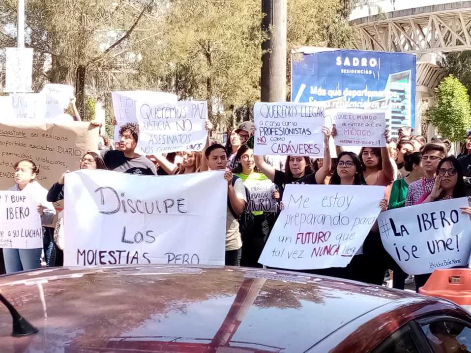 Durante la manifestación, la comunidad universitaria hizo el pase de lista de los cuatro jóvenes asesinados el pasado fin de semana en Huejotzingo. (J