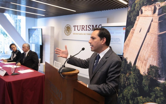 Mauricio Vila, gobernador de Yucatán, en conferencia de prensa en torno al 45 Tianguis Turístico. Foto: Jesús Quintanar