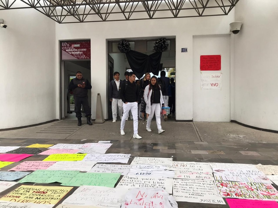 Un moño negro grande se encuentra en la entrada de Medicina de la Upaep para recordar a sus compañeros que perdieron la vida. (Jaime Zambrano)
