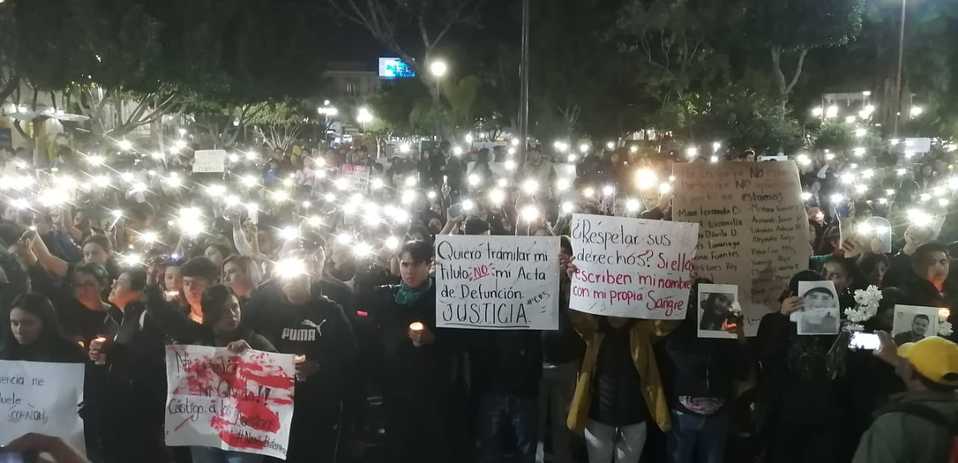 Los participantes de esta marcha guardaron un minuto de silencio por aquellas personas que perdieron la vida a manos de delincuentes. (Apolonia Amayo)