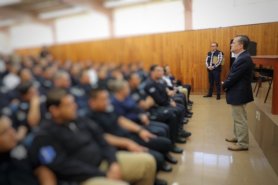 Los policías manifestaron que ellos también tienen derechos que deben ser respetados y aclararon dudas. (CORTESÍA)