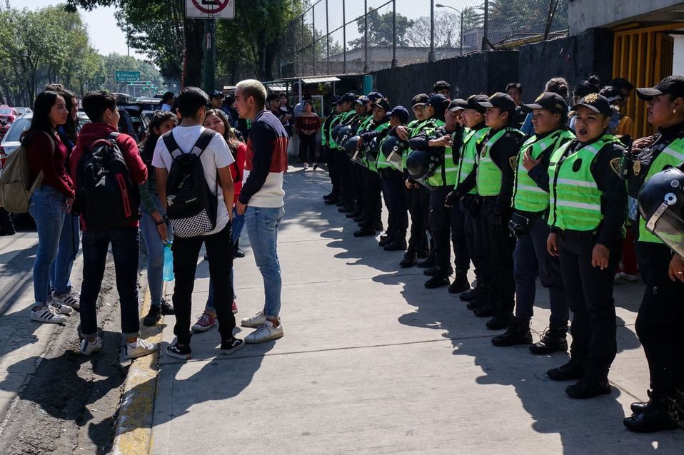 La Prepa 5 estuvo resguardada por elementos de la SSC y padres de familia. (Cuartoscuro)