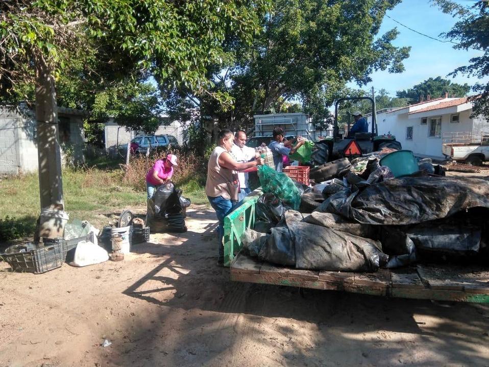 Retiran cacharros para evitar propagación de mosquitos del dengue en Tomatlán (Twitter @saludjalisco)