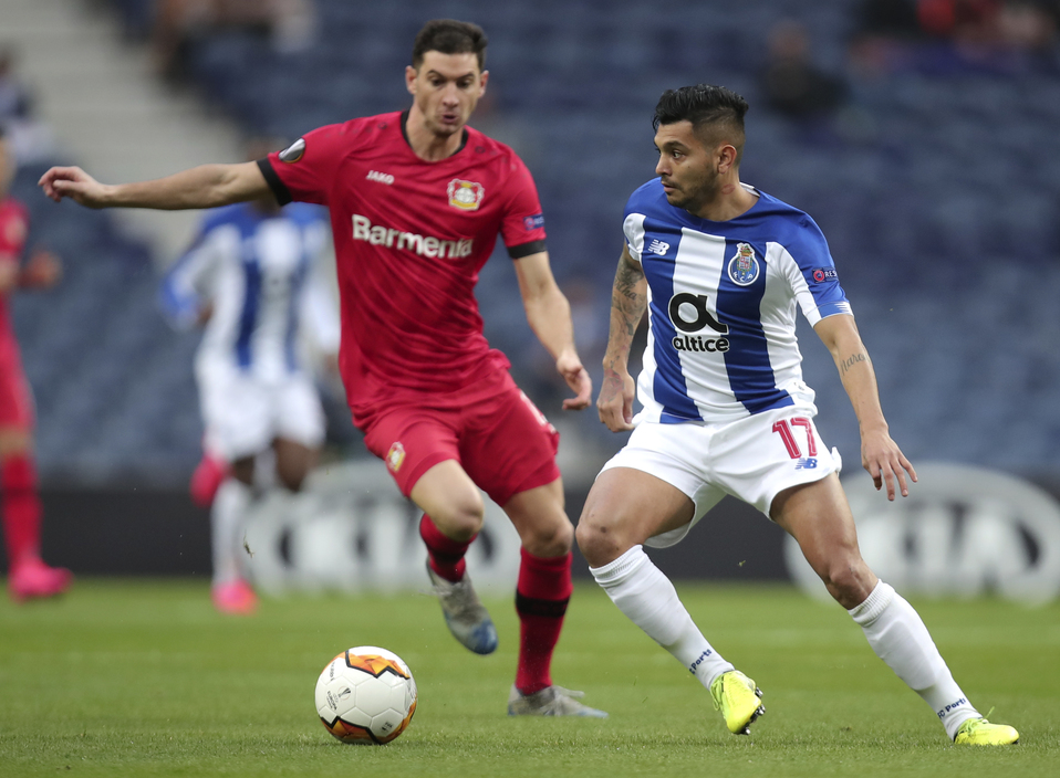 'Tecatito' Corona y su jugada de fantasía en el Porto vs Bayer Leverkusen (AP)