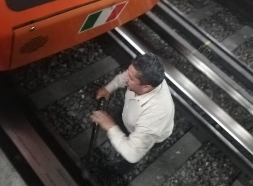 Un bastón metálico cayó a las vías del Metro Balderas. | Especial