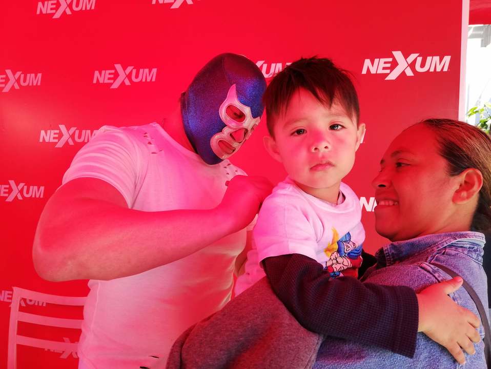 Blue Demon Junior firma autógrafos a lectores de Express.