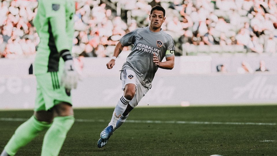 Chicharito Hernández portó el gafete de capitán en pretemporada (Twitter: @LAGalaxy)