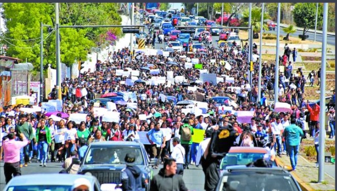 Diversas escuelas de la UAP y Upaep suman varios días de protesta para exigir justicia. (Andrés Lobato)