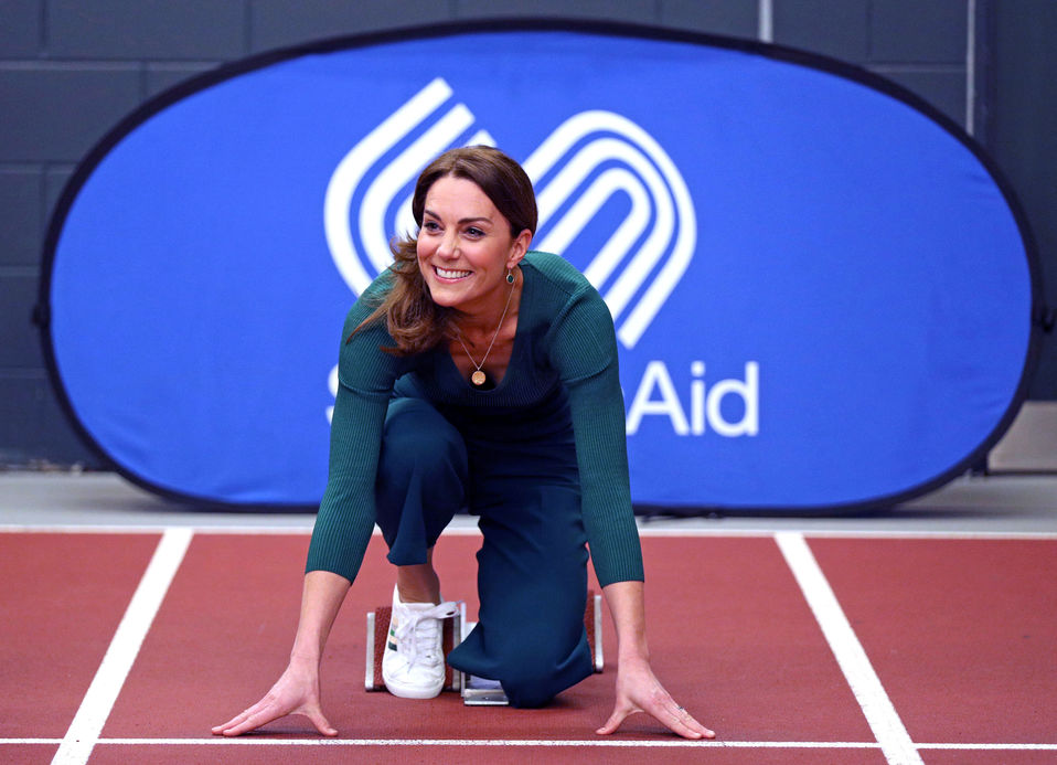 La duquesa luciendo el pantalón en el evento SportsAid (AFP).