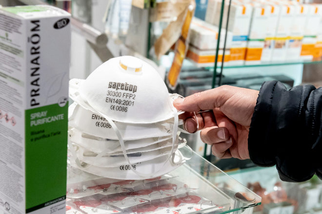 Escasean las mascarillas por el coronavirus (Fedifar)