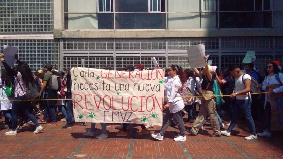 Estudiantes de la Facultad de Medicina Veterinaria y Zootecnia de la UNAM protestaron dentro de las instalaciones para exigir el cese del director. (L