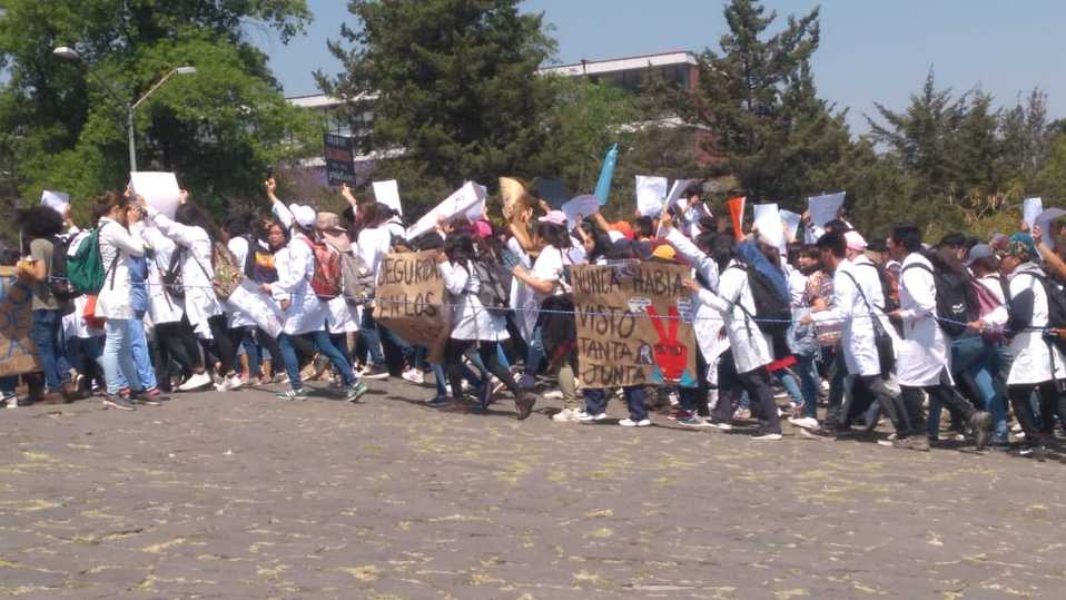 Estudiantes de la Facultad de Medicina Veterinaria y Zootecnia de la UNAM protestaron dentro de las instalaciones para exigir el cese del director. (L
