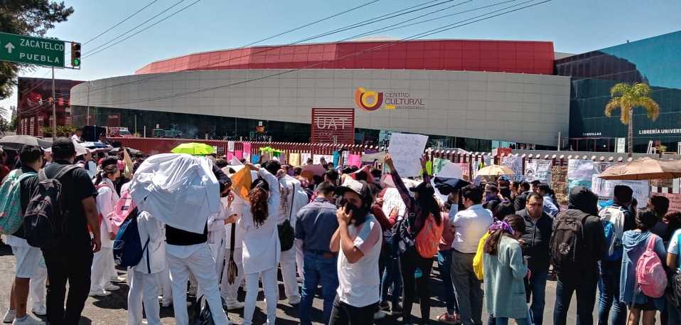 Estudiantes de la Universidad Autónoma de Tlaxcala (UAT) se sumaron a la marcha en contra el acoso sexual. (Especial)