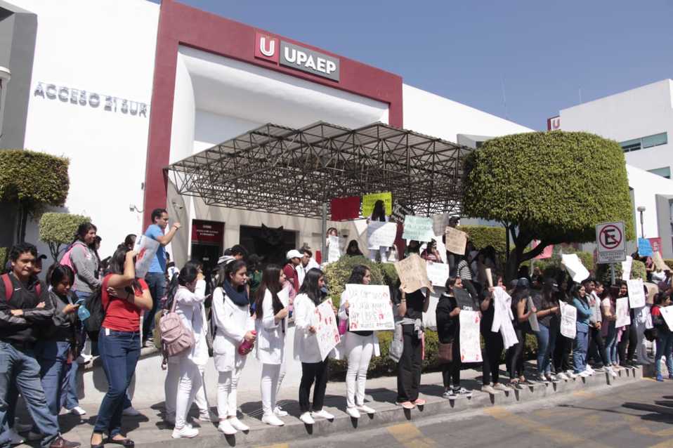 Estudiantes UPAEP son asesorados por académicos especializados en política y sociología . (Melanie Torres)