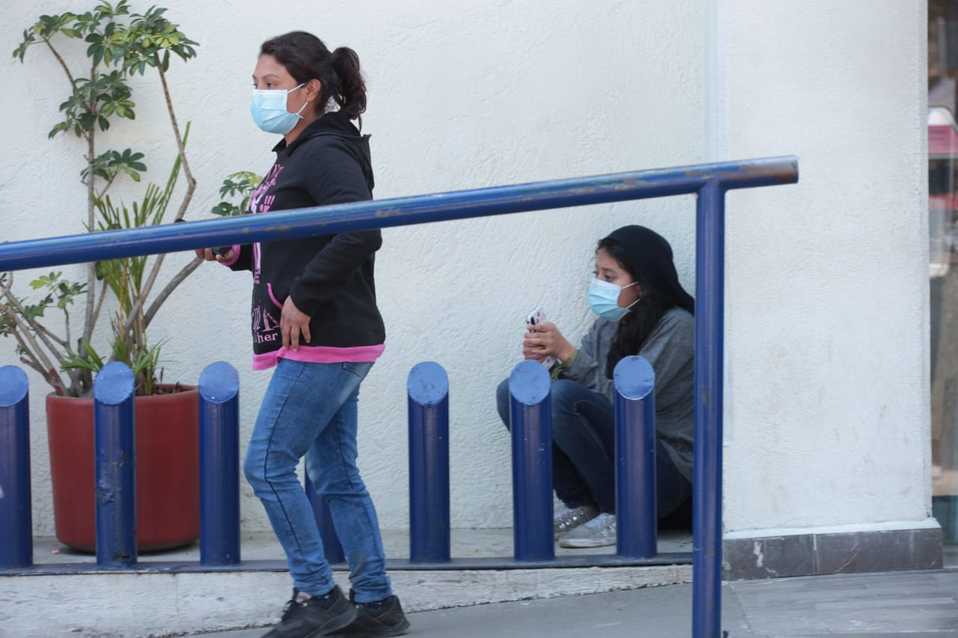Jóvenes afuera del INER ante los primeros casos de coronavirus en México. (Jesús Quintanar)