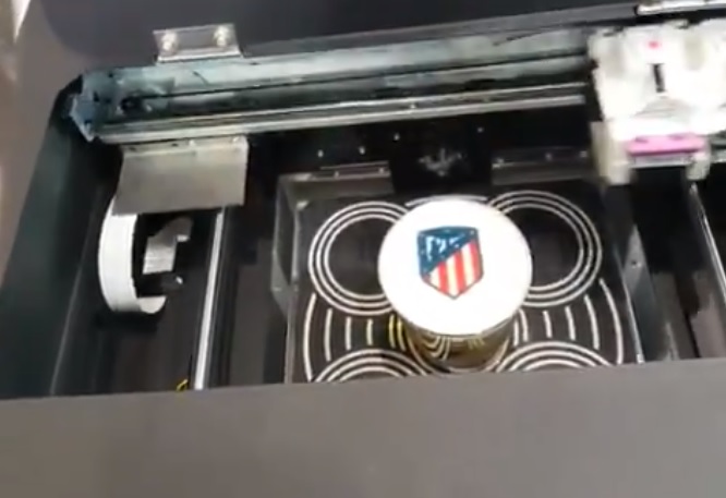 Máquina 'imprime' escudos de equipos en cerveza (Especial)