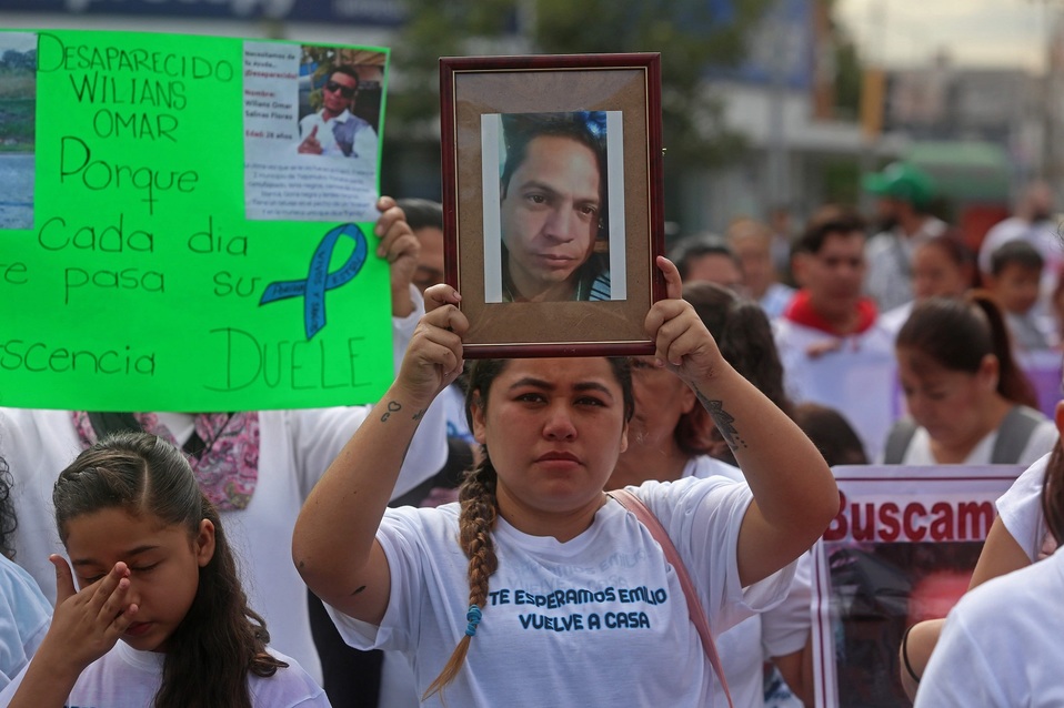 Miles de personas buscan a sus familiares. (FERNANDO CARRANZA)