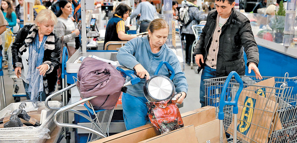 La minorista busca opciones a la fabricación de muebles para armar. (Yuri Kochetkov/EFE)