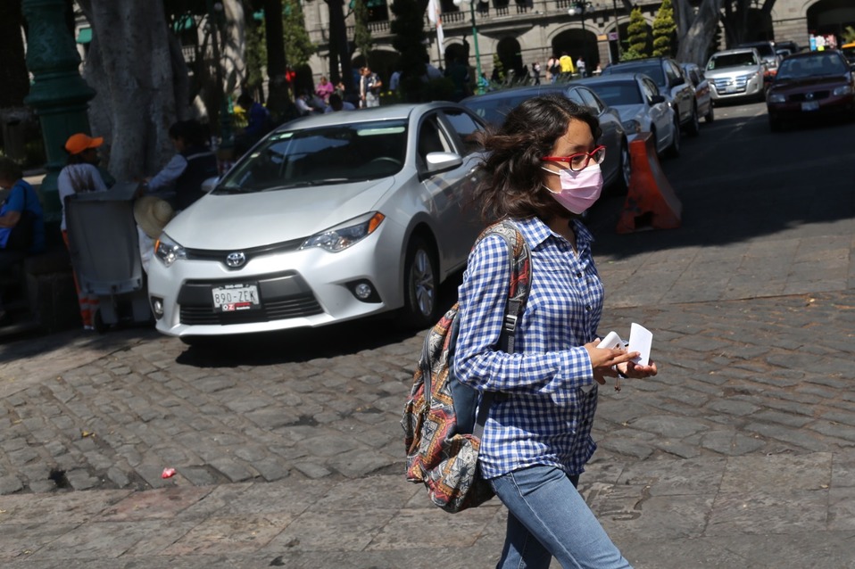 Propietarios y empleados reportan desabasto de cubrebocas en farmacias y en tiendas de conveniencia en la ciudad de Puebla. (Andrés Lobato)