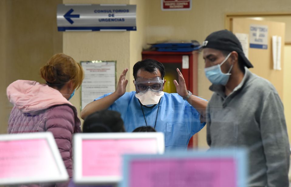 La Secretaría de Salud aclaró que el cubrebocas no protege contra el coronavirus. (AFP)