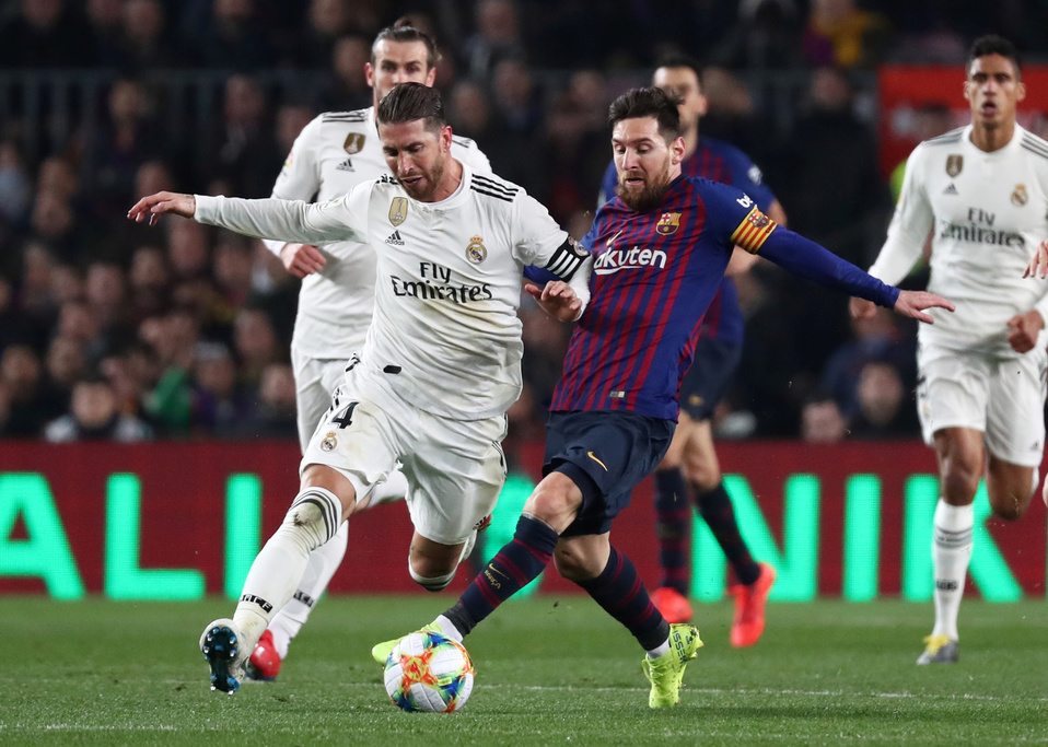 Sergio Ramos y Lionel Messi durante el Clásico Español (Reuters)