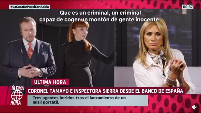 Adela Micha entrevistando a la inspectora y el coronel.