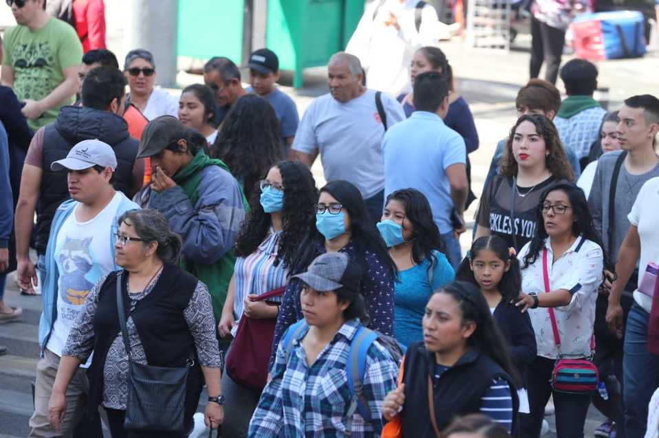 Aspecto del uso del cubrebocas por la llegada del coronavirus a la CdMx. (Javier Ríos)