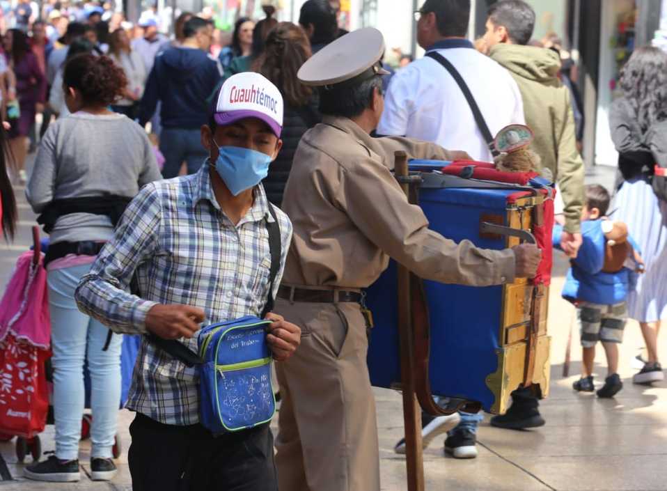 Aspecto del uso del cubrebocas por la llegada del coronavirus a la CdMx. (Javier Ríos)
