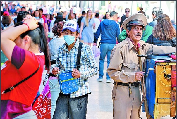 Los capitalinos hacen compras de pánico y no quieren comer en esa zona. (Javier Ríos)